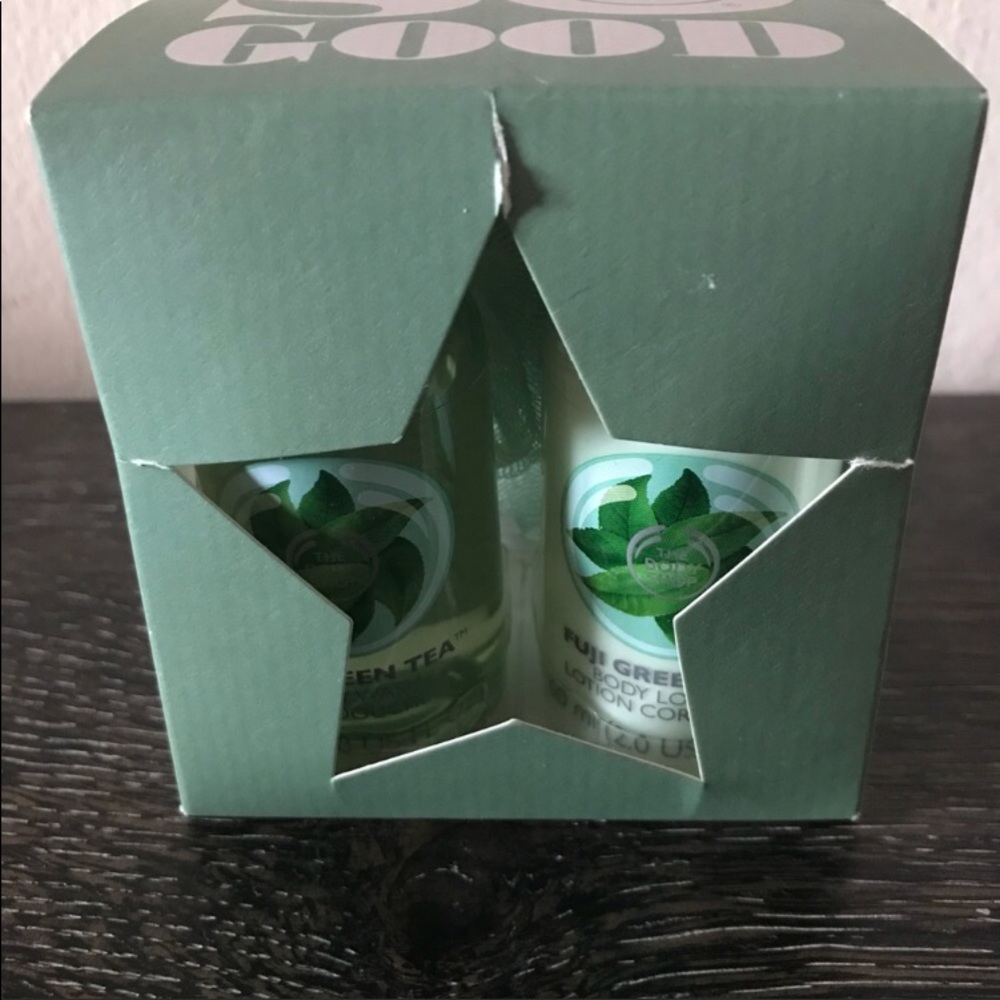 The body shop cream, shower gel and loofa